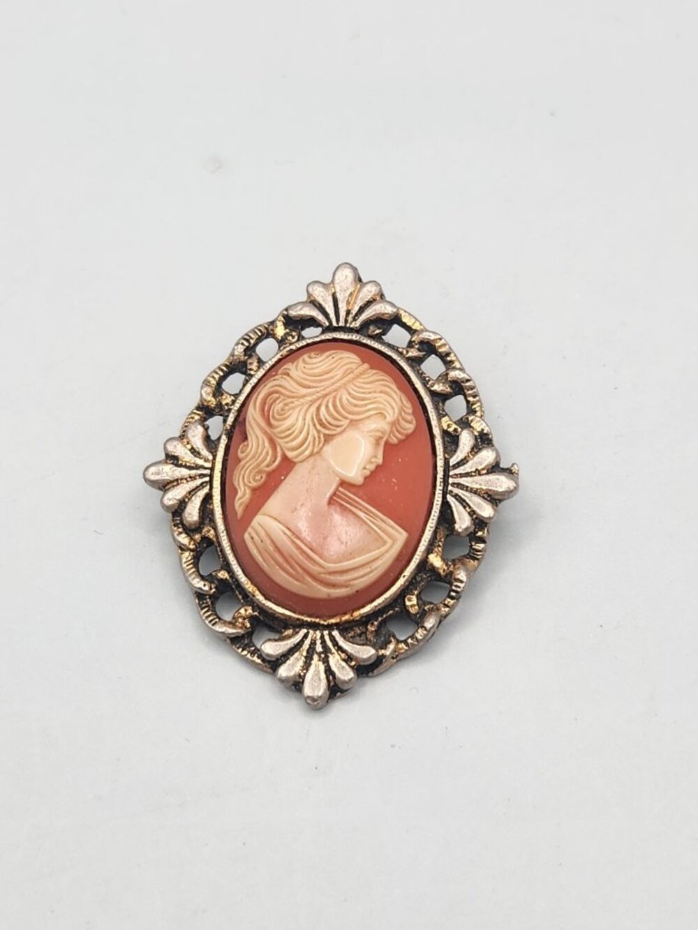 Peri Cameo with Filigree Border Brooch with Pendant Bail